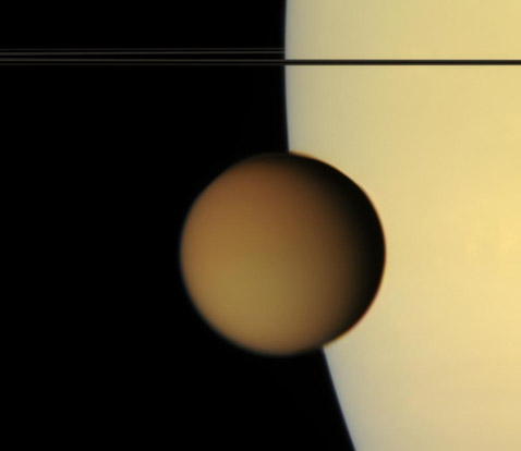 Диаметр Титана составляет 5152 километра. На этом кадре он проходит перед диском Сатурна (фото NASA/JPL/Space Science Institute).