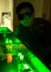 Чуньлэй Го в своей лаборатории, проверяет работу экспериментальной лазерной установки (фото Richard Baker).